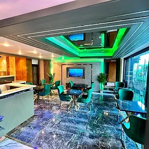 Crowned Hotel